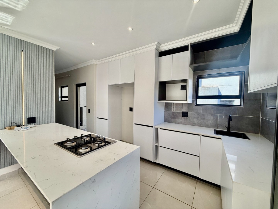 To Let 4 Bedroom Property for Rent in Melodie North West